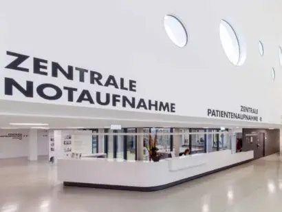 Schuster Innenausbau aus Salach – Modernisierung-Helfenstein-Klinik-Geislingen-Mineralwerkstoff-Theke-Schreinerei