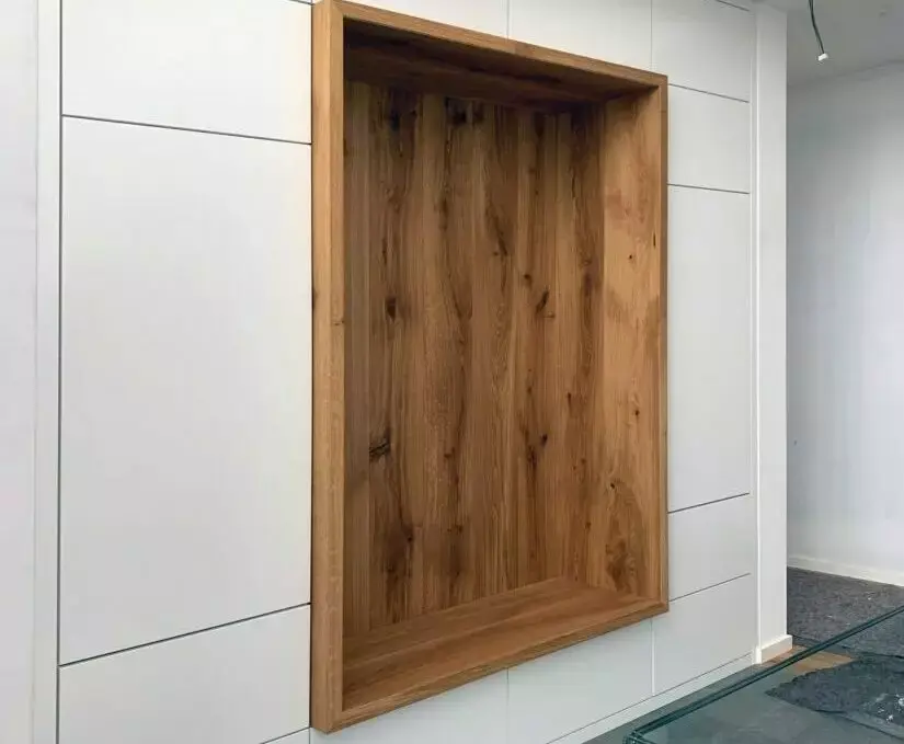 Materialien, die zu Ihnen und Ihrem Zuhause passen
Als Schreinerei haben wir Zugriff auf eine große Bandbreite an Materialien: robuste Dekoroberflächen, warme Holzoptiken, echte Furniere und Lackoberflächen in vielen Farbtönen. Dazu kommen hochwertige Beschläge mit komfortabler Bedienung, etwa Vollauszüge mit Soft-Close, Kleiderlifte oder durchdachte Innenorganisation. Gemeinsam wählen wir eine Kombination, die zu Ihrem Einrichtungsstil, Ihrem Anspruch an Pflegeleichtigkeit und zu Ihrem Budget passt. So wirken Ihre Einbauschränke nicht wie ein Fremdkörper, sondern wie ein natürlicher Teil Ihrer Einrichtung.
