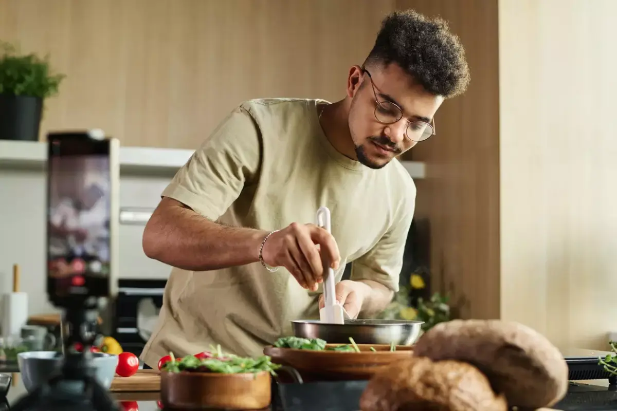 Ergonomie für gesundes Kochen
Kochen ist Handwerk – und gutes Handwerk braucht ergonomische Bedingungen. In industriellen Küchen bestimmen Standardhöhen den Alltag, was oft zu Rückenbeschwerden führt. Wir planen Ihre Küche konsequent nach Ihren körperlichen Voraussetzungen. Wir passen Arbeitshöhen individuell an und platzieren Geräte wie Backofen oder Spülmaschine in bequemer Griffhöhe. Zusätzlich analysieren wir Ihre Arbeitsabläufe. Durch die logische Anordnung der Zonen Vorbereiten, Kochen und Spülen vermeiden wir unnötige Wege. So geht Ihnen die Arbeit leicht von der Hand, und die Küche wird zu einem Ort, an dem Sie sich rundum wohlfühlen.