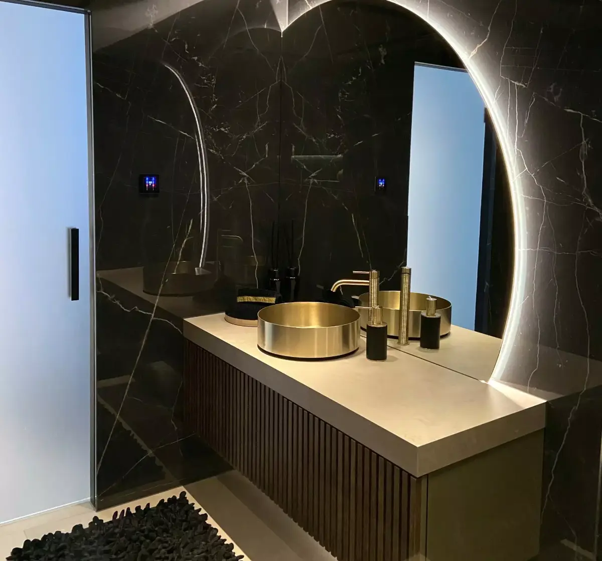 Spiegelschränke und Beleuchtung
Der Spiegelschrank ist oft das zentrale Element im Bad. Wir fertigen ihn genau in der Breite Ihres Waschplatzes an, wahlweise als Aufputz-Variante oder als flächenbündigen Einbau direkt in die Vorwandinstallation, um den Raum größer wirken zu lassen. Mit integrierter, blendfreier LED-Beleuchtung sorgen wir für optimales Licht beim Schminken oder Rasieren. Gleichzeitig schaffen dimmbare Lichtelemente eine entspannende und stimmungsvolle Atmosphäre für Ihr abendliches Vollbad.