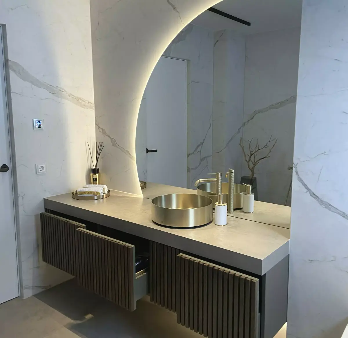 Materialkompetenz für Feuchträume
Badezimmer stellen durch Feuchtigkeit und Spritzwasser höchste Anforderungen an Möbel. Wir verwenden bei der Fertigung ausschließlich quellfeste Trägermaterialien, wasserfeste Verleimungen und PU-Kanten, die das Eindringen von Wasserdampf zuverlässig verhindern. Darüber hinaus bieten wir Ihnen strapazierfähige Oberflächen, die nicht nur edel aussehen, sondern auch besonders pflegeleicht und unempfindlich gegenüber alltäglichen Kosmetika, Seifen und Reinigungsmitteln sind.